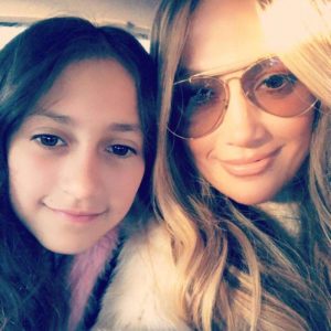 Lee más sobre el artículo Llueven críticas a Jennifer Lopez por «obligar» a su hija a cantar