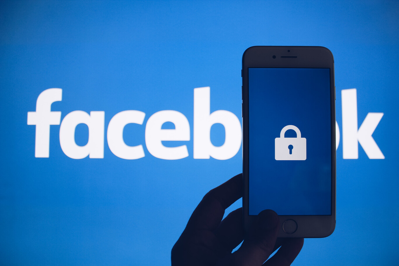 Meta amenaza con retirar Facebook e Instagram de la UE si no se facilita la transferencia de datos con Estados Unidos