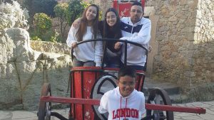 Lee más sobre el artículo Una familia de Colombia ayuda a reabrir la escuela de un pueblo de Castellón