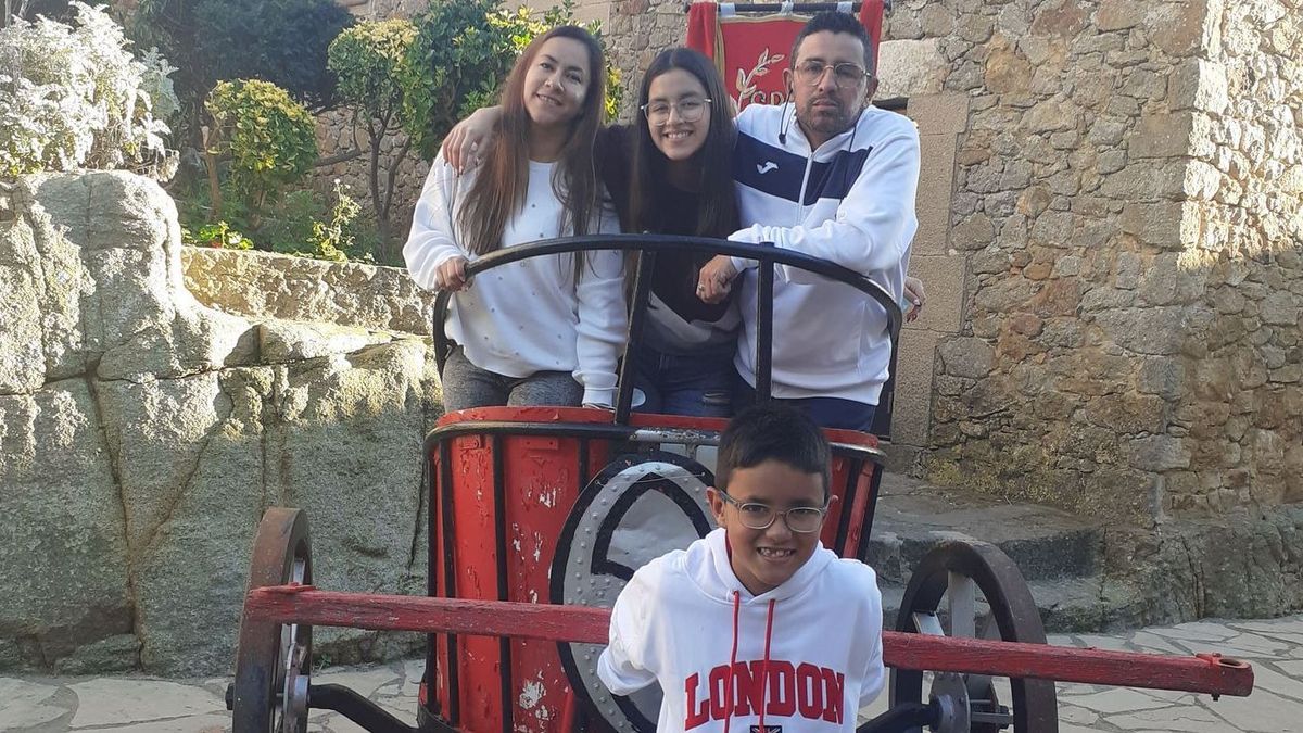 Una familia de Colombia ayuda a reabrir la escuela de un pueblo de Castellón