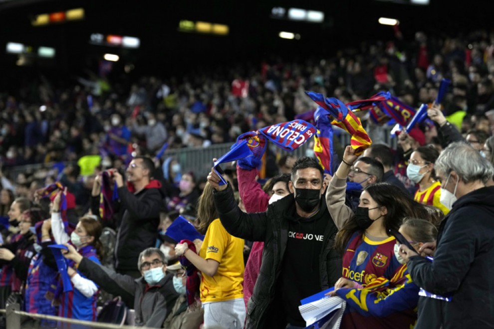 Lee más sobre el artículo La noche histórica que vivió el fútbol femenino en el Camp Nou, en imágenes
