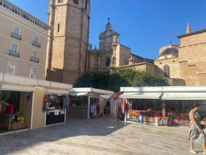 Lee más sobre el artículo La plaza de la Reina de València vuelve a acoger mercadillos tras su remodelación