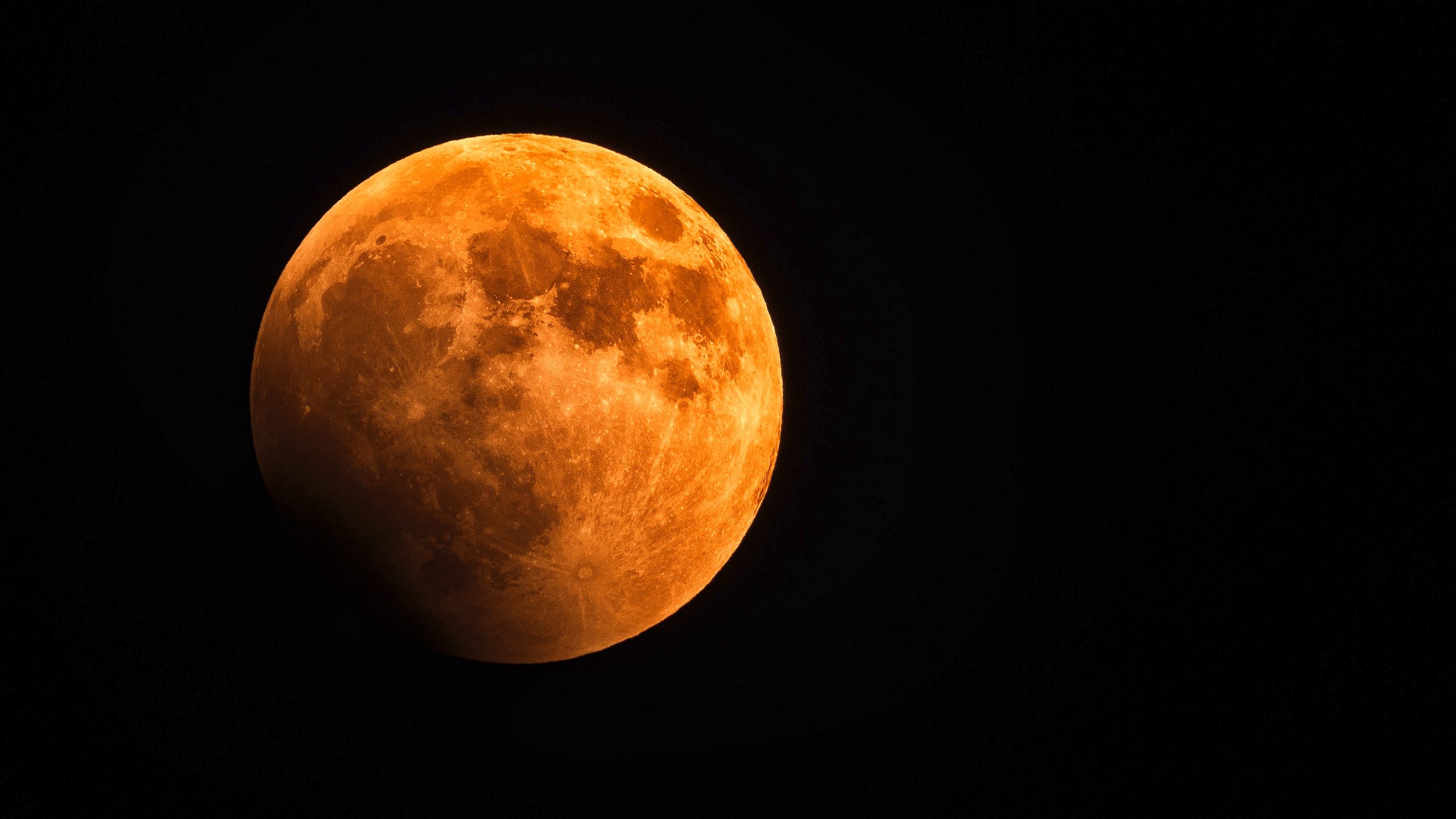 En este momento estás viendo Eclipse lunar total «luna de sangre» de noviembre: todo lo que necesitas saber del evento