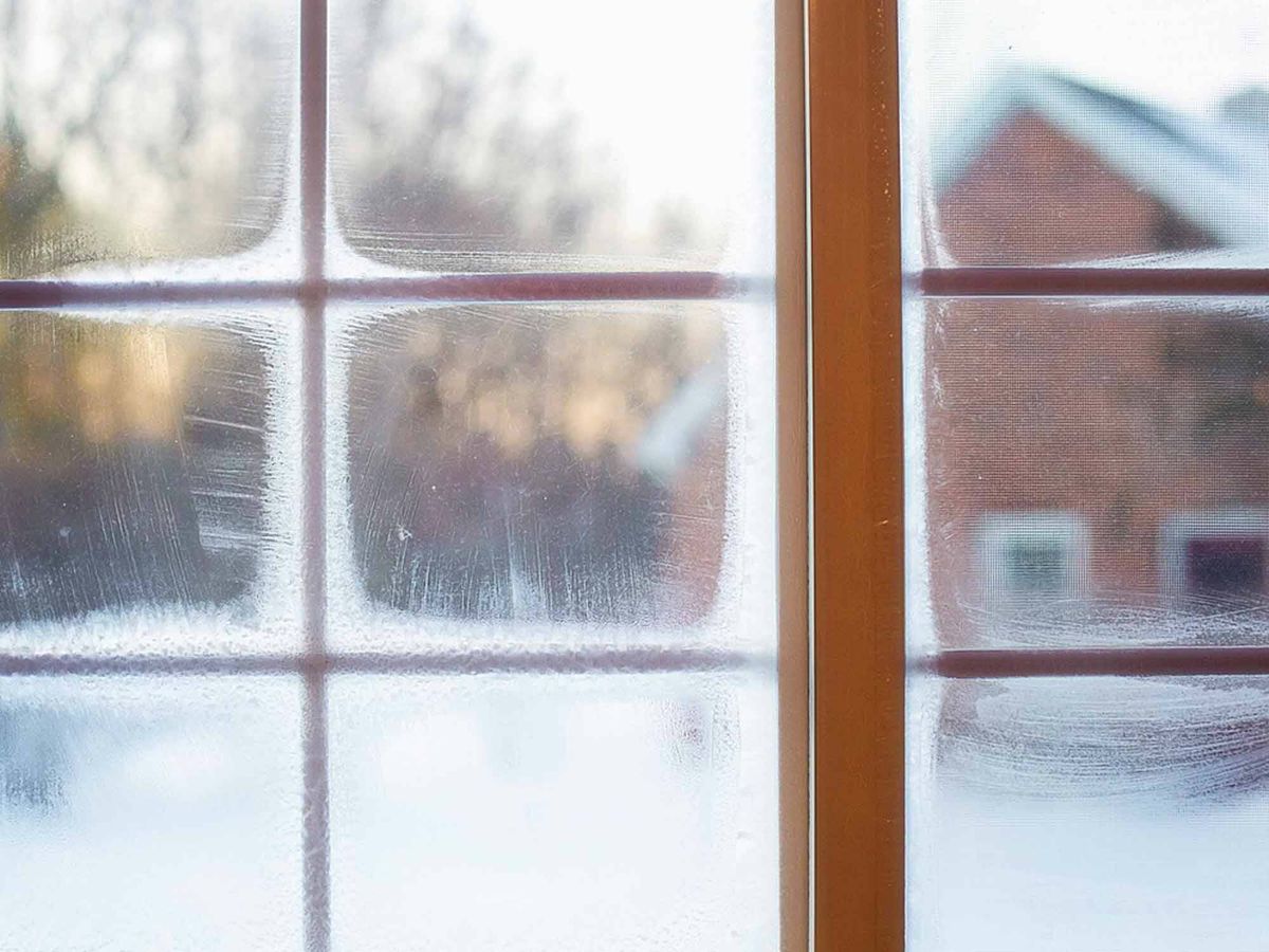 En este momento estás viendo Cómo evitar que el frío entre por las ventanas con un truco casero que se ha viralizado en TikTok