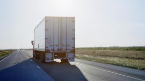 Lee más sobre el artículo <strong>Se buscan 20.000 conductores de transporte de mercancías en España: ¿Qué se necesita para ser camionero? ¿Cuánto pueden ganar?</strong>