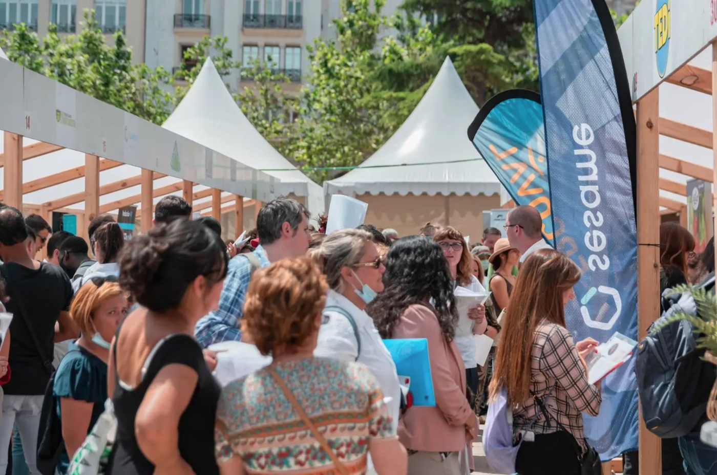 Lee más sobre el artículo Vuelve la Feria de Empleo de València a la plaza del Ayuntamiento