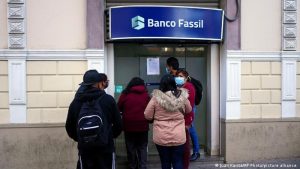 Lee más sobre el artículo Clientes toman sedes de uno de los mayores bancos de Bolivia