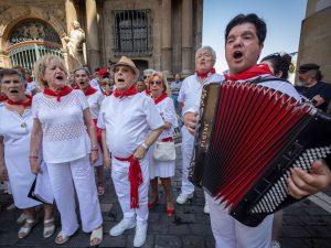Lee más sobre el artículo Miles de personas han dado la bienvenida en Pamplona a San Fermín 2023