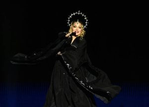 Lee más sobre el artículo ¿Una diva en decadencia? A Madonna le llovieron críticas por su concierto subido de tono en Brasil