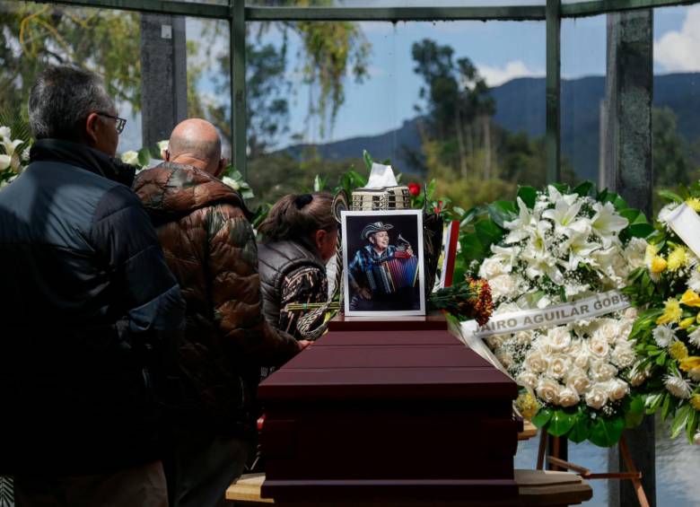 En este momento estás viendo Acordeón, vallenato y lágrimas: así fue el funeral de Egidio Cuadrado