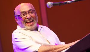 Lee más sobre el artículo Adiós al Loco de la salsa: esta es la historia de Eddie Palmieri, uno de los genios musicales del siglo XX