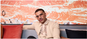 Lee más sobre el artículo Rauw Alejandro se pone la bata de profe para enseñar salsa a los niños en Nueva York