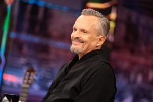 Lee más sobre el artículo ¿Qué ocurre con la voz de Miguel Bosé y por qué suena distinta en sus últimas presentaciones?