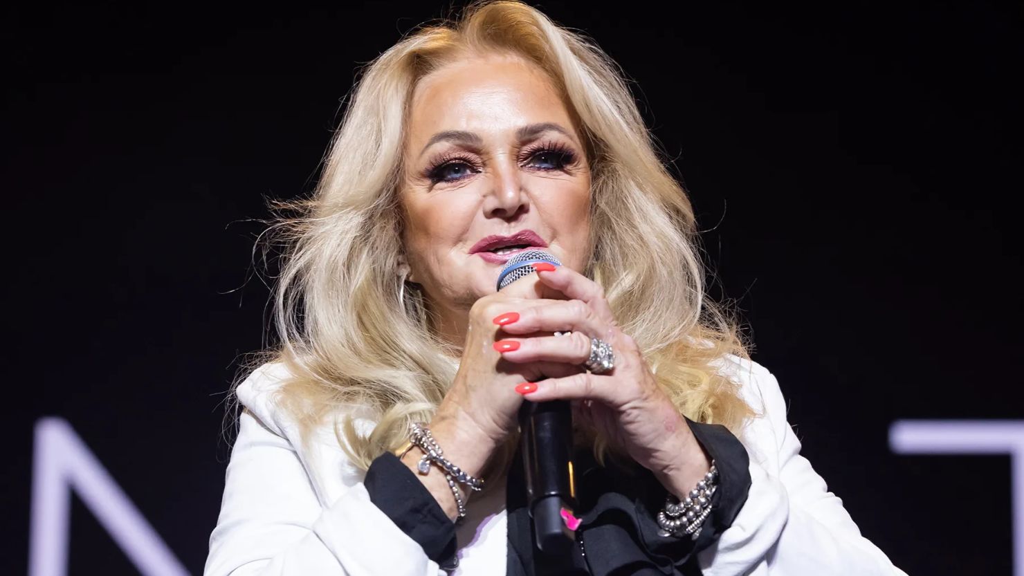 En este momento estás viendo Bonnie Tyler: la historia detrás de ‘Total Eclipse of the Heart’, el éxito que marcó su carrera