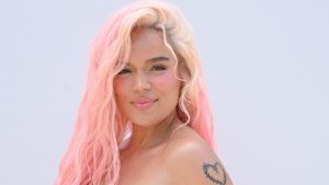 Lee más sobre el artículo Karol G recibió inesperada propuesta de matrimonio durante concierto en Los Ángeles