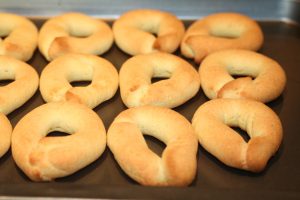 Lee más sobre el artículo En Cali se comen 93,7 pandebonos al año por persona y se producen hasta 565.000 unidades diarias